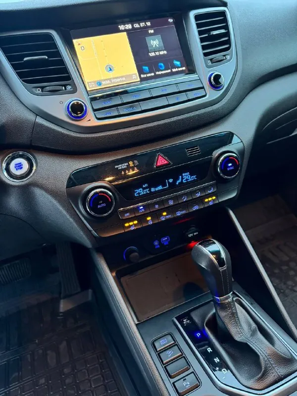 Hyundai tucson официал 2018 год выпуска двигатель 2.0 бензин коробка автомат пробег родной 121 тыс. км автомобиль в отличном состоянии, кузов не бит, не крашен, весь в заводском окрасе ! двигатель работает как часики, коробка переключает как надо, вообщем авто без вложения ! богатая комплектация бесключевой доступ (start-stop) роздельный климат-контроль, круиз-контроль, датчики света, и дождя, подогревы всех сидений, и стекл, подогрев руля, большой монитор с камерой заднего вида, carplay, громкая связь, сигнализация starline с автозапуском и многое другое. с документами полный порядок любой вид оформления ! г. донецк цена 1.945 тыс. ₽ звоните остальное по +79495210885 📲 tg: r. b 📞 звоните: +7(949)5210885 - фотография - 7