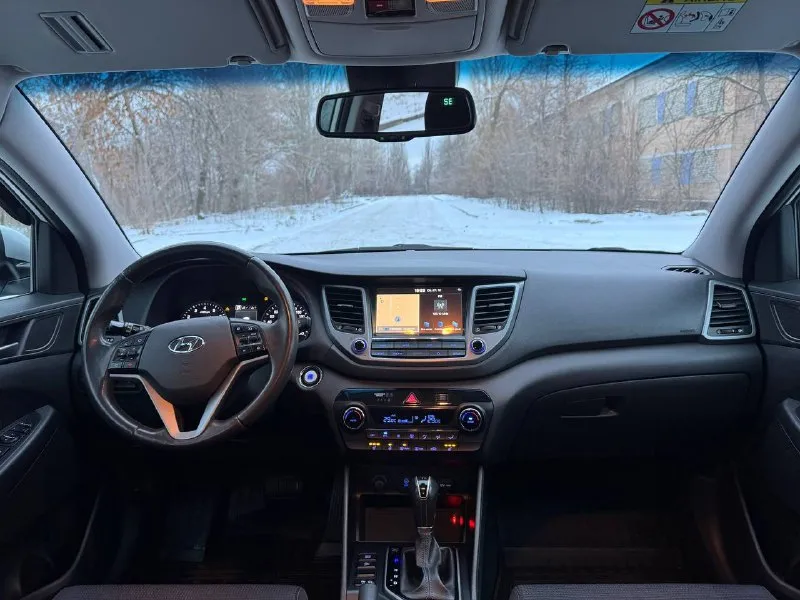 Hyundai tucson официал 2018 год выпуска двигатель 2.0 бензин коробка автомат пробег родной 121 тыс. км автомобиль в отличном состоянии, кузов не бит, не крашен, весь в заводском окрасе ! двигатель работает как часики, коробка переключает как надо, вообщем авто без вложения ! богатая комплектация бесключевой доступ (start-stop) роздельный климат-контроль, круиз-контроль, датчики света, и дождя, подогревы всех сидений, и стекл, подогрев руля, большой монитор с камерой заднего вида, carplay, громкая связь, сигнализация starline с автозапуском и многое другое. с документами полный порядок любой вид оформления ! г. донецк цена 1.945 тыс. ₽ звоните остальное по +79495210885 📲 tg: r. b 📞 звоните: +7(949)5210885 - фотография - 8