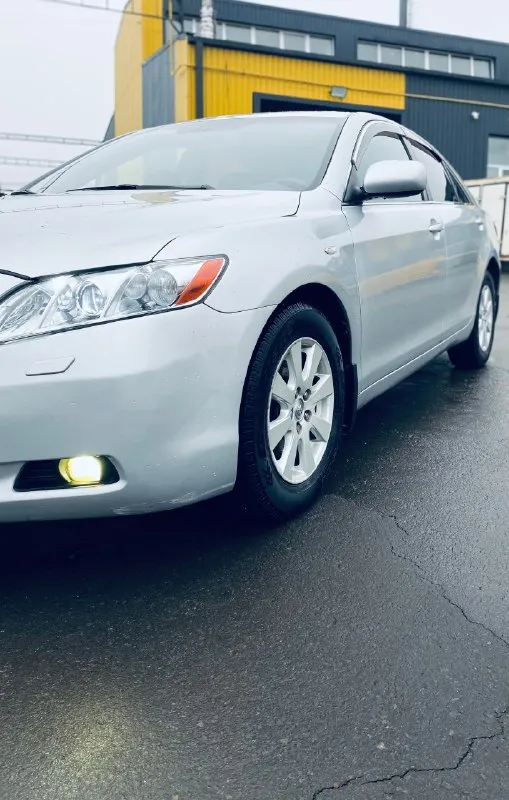 Продается toyota camry( toyota камри)☄️☄️☄️2007 года – надежный спутник для дорог состояние "сел и поехал": этот автомобиль находится в очень хорошем состоянии безупречная работа двигателя. надежная автоматическая коробка передач функционирует отлично, переключение передачи плавно и без рывков. подвеска автомобиля прошла необходимые работы. в данном автомобиле имеются два комплекта колес ❄️☀️ история владения: автомобиль имел 3 владельцев. цена🔥🔥🔥: 930 000 рублей. место осмотра: г. луганск. для получения дополнительной информации и организации осмотра, пожалуйста, свяжитесь по телефону: +79591667878. 📞 звоните: +7(959)1667878 - фотография - 2