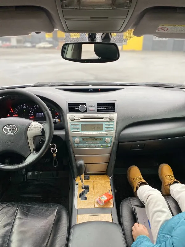 Продается toyota camry( toyota камри)☄️☄️☄️2007 года – надежный спутник для дорог состояние "сел и поехал": этот автомобиль находится в очень хорошем состоянии безупречная работа двигателя. надежная автоматическая коробка передач функционирует отлично, переключение передачи плавно и без рывков. подвеска автомобиля прошла необходимые работы. в данном автомобиле имеются два комплекта колес ❄️☀️ история владения: автомобиль имел 3 владельцев. цена🔥🔥🔥: 930 000 рублей. место осмотра: г. луганск. для получения дополнительной информации и организации осмотра, пожалуйста, свяжитесь по телефону: +79591667878. 📞 звоните: +7(959)1667878 - фотография - 7