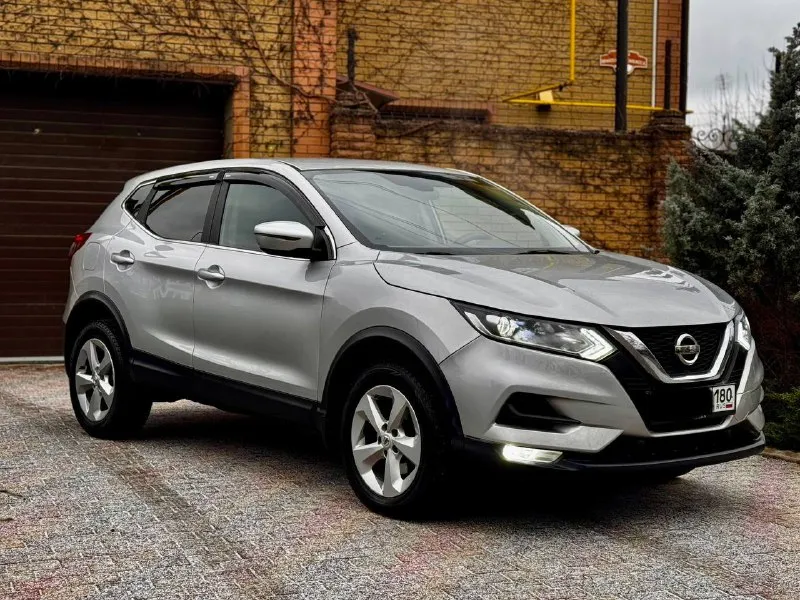 Продам nissan qashqai. можно обмен с вашей доплатой 🔎год: 2020 🧾пробег 122 тыс 📌подробнее: nissan qashqai, 2.0, бензин, автомат, полный привод. 1 владелец за всю историю, сервисные книги, родной подтверждённый пробег. авто весь в родной краске, заводские стекла в круг. доступ, 2-х зонный климат контроль, круиз контроль, адаптивный свет, bi-led, мультимедиа usb bluetooth, мультируль, громкая связь, стеклоподъемники 4 шт. , эл. регулировка зеркал, складывание зеркал, подогрев сидений 4 шт. , подогрев руля, обогрев лобового стекла, парктроники, датчик дождя, датчик света, помощь спуск с горы, система esp, электро ручник, хорошая летняя резина michelin. по технике никаких нареканий. из недавнего заменены тормозные диски и колодки в круг. состояние новой машины. автомобиль после полной химчистки салона с разбором и полировки кузова. красивая комфортная машинка. серебристого цвета. 🌍 осмотр автомобиля в донецке. 💰 цена : 1.900.000 🇷🇺 ют 📲what’sapp / telegram +7949 484 37 35 николай васильевич - фотография - 2