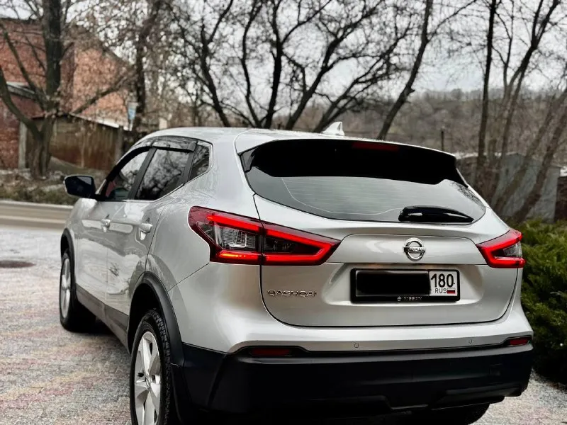 Продам nissan qashqai. можно обмен с вашей доплатой 🔎год: 2020 🧾пробег 122 тыс 📌подробнее: nissan qashqai, 2.0, бензин, автомат, полный привод. 1 владелец за всю историю, сервисные книги, родной подтверждённый пробег. авто весь в родной краске, заводские стекла в круг. доступ, 2-х зонный климат контроль, круиз контроль, адаптивный свет, bi-led, мультимедиа usb bluetooth, мультируль, громкая связь, стеклоподъемники 4 шт. , эл. регулировка зеркал, складывание зеркал, подогрев сидений 4 шт. , подогрев руля, обогрев лобового стекла, парктроники, датчик дождя, датчик света, помощь спуск с горы, система esp, электро ручник, хорошая летняя резина michelin. по технике никаких нареканий. из недавнего заменены тормозные диски и колодки в круг. состояние новой машины. автомобиль после полной химчистки салона с разбором и полировки кузова. красивая комфортная машинка. серебристого цвета. 🌍 осмотр автомобиля в донецке. 💰 цена : 1.900.000 🇷🇺 ют 📲what’sapp / telegram +7949 484 37 35 николай васильевич - фотография - 7