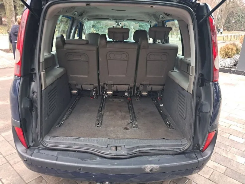 Продаю рено эспейс, 4 поколение, современный автомобиль, минивен, двигатель 1.9дизель, 2004 года выпуска. высокий уровень комфорта и безопасности. вместительный салон, противотуманные фары, электронный спидометр, ключ-карта, запуск с кнопки старт-стоп. возможности трансформации салона. хорошая обзорность. легкость в управлении. вместительный багажник. кузов оцинкованный. центральный замок. кузов и днище в хорошем cocтoянии. эксплуатируется бережно, ежедневные поездки на работу. . цена 600 тыс. возможен торг при осмотре. +79494647048. - фотография - 8