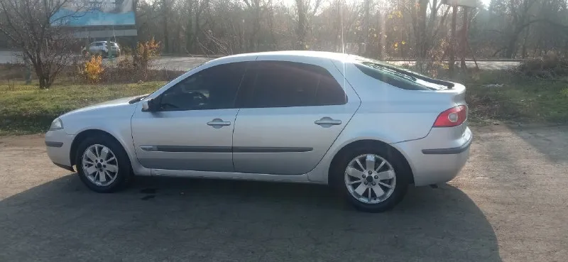 Продам renault laguna 2 рестайлинг автомобиль 2007 года. в отличном состоянии кузов оцинкованный авто вся в родном окрасе готов на любые проверки за ваш счёт. 1.6 16 клапанный, не дымит масло не ест от слова совсем. комбинированный сало, 2 зонный климат, датчик света, датчик дождя, автоматический электро ручник работает идеально, стоят оригинальные r16 диски на хорошей резине, лето отдам в подарок, новая 2 дин магнитола 4 новых динамика, электро регулировка зеркал с подогревом, 4 стеклоподъёмника, 2 ключа, кнопка старт стоп с завода. 5 тысячи назад был поменян комплект грм вместе с помпой, за автомобилем следил менял всё вовремя. стоят новые передние стойки с опорами и подшипниками, свежее масло поменял 1000 км назад, новое сцепление вместе с корзиной и выжимным. я собственник, автомобиль застрахован, документы все в порядке. продажа с полным переоформлением. цена 630р реальному покупателю торг. находится автомобиль в г. антрацит тел. +79592501313 📞 звоните: +7(959)2501313 - фотография - 3