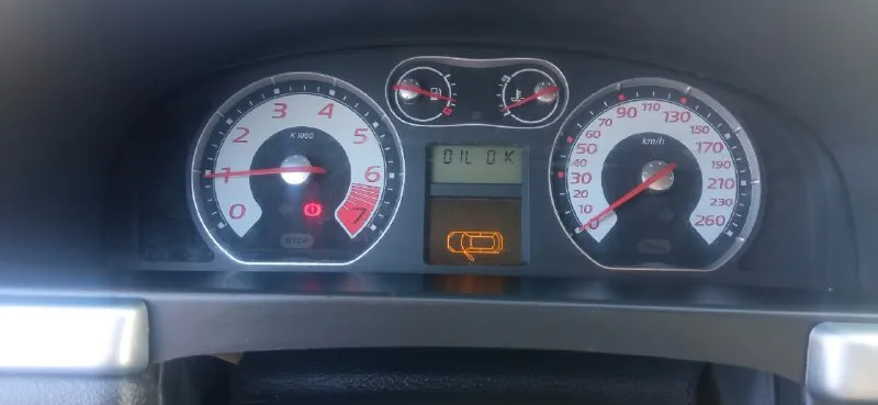 Продам renault laguna 2 рестайлинг автомобиль 2007 года. в отличном состоянии кузов оцинкованный авто вся в родном окрасе готов на любые проверки за ваш счёт. 1.6 16 клапанный, не дымит масло не ест от слова совсем. комбинированный сало, 2 зонный климат, датчик света, датчик дождя, автоматический электро ручник работает идеально, стоят оригинальные r16 диски на хорошей резине, лето отдам в подарок, новая 2 дин магнитола 4 новых динамика, электро регулировка зеркал с подогревом, 4 стеклоподъёмника, 2 ключа, кнопка старт стоп с завода. 5 тысячи назад был поменян комплект грм вместе с помпой, за автомобилем следил менял всё вовремя. стоят новые передние стойки с опорами и подшипниками, свежее масло поменял 1000 км назад, новое сцепление вместе с корзиной и выжимным. я собственник, автомобиль застрахован, документы все в порядке. продажа с полным переоформлением. цена 630р реальному покупателю торг. находится автомобиль в г. антрацит тел. +79592501313 📞 звоните: +7(959)2501313 - фотография - 4