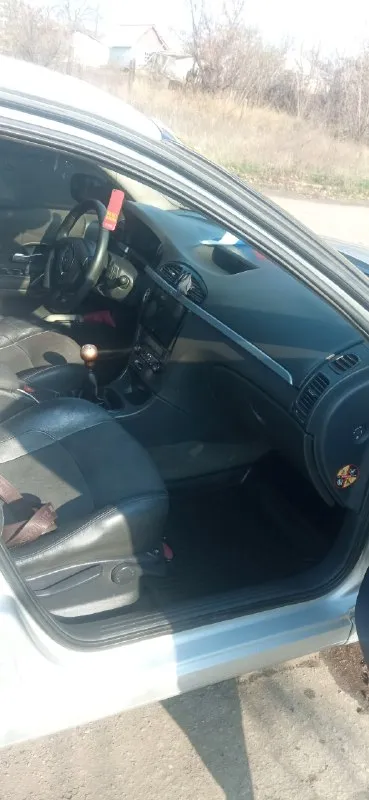 Продам renault laguna 2 рестайлинг автомобиль 2007 года. в отличном состоянии кузов оцинкованный авто вся в родном окрасе готов на любые проверки за ваш счёт. 1.6 16 клапанный, не дымит масло не ест от слова совсем. комбинированный сало, 2 зонный климат, датчик света, датчик дождя, автоматический электро ручник работает идеально, стоят оригинальные r16 диски на хорошей резине, лето отдам в подарок, новая 2 дин магнитола 4 новых динамика, электро регулировка зеркал с подогревом, 4 стеклоподъёмника, 2 ключа, кнопка старт стоп с завода. 5 тысячи назад был поменян комплект грм вместе с помпой, за автомобилем следил менял всё вовремя. стоят новые передние стойки с опорами и подшипниками, свежее масло поменял 1000 км назад, новое сцепление вместе с корзиной и выжимным. я собственник, автомобиль застрахован, документы все в порядке. продажа с полным переоформлением. цена 630р реальному покупателю торг. находится автомобиль в г. антрацит тел. +79592501313 📞 звоните: +7(959)2501313 - фотография - 5