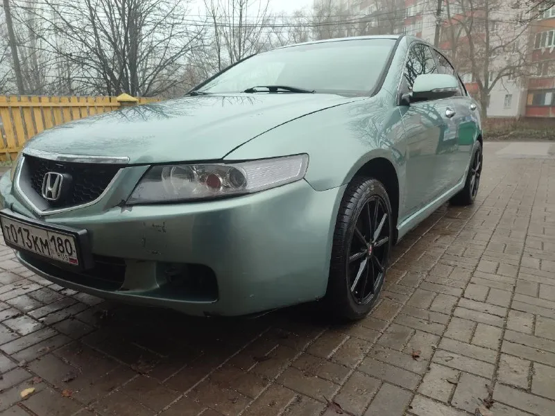 Продаю ухоженный honda accord 7-го поколения 2004 года в отличном техническом состоянии. пробег — 190 000 км. техническая часть •контрактный двигатель, пробег 170 000 км • полностью обслужен, работает идеально •масло не расходует, мотор сухой и чистый •залито moly green 5w-30, замена 2 000 км назад •5-ступенчатая механика — передачи включаются чётко, без посторонних звуков •техническое состояние оцениваю на 5/5 оснащение и улучшения •современная android-магнитола •новые динамики по кругу — отличный звук •2 комплекта резины на дисках (лето + зима) кузов •небольшие сколы, без критичных дефектов •обслуженная ходовая часть автомобиль в моём владении 4 года, я собственник. все работы выполнялись своевременно и для себя, без экономии на запчастях. двигатель был заменён вскоре после покупки. машина использовалась как автомобиль выходного дня. 💰цена: 900 000 ₽, возможен адекватный торг. осмотр, г. донецк +79495309560 📞 звоните: +7(949)5309560 - фотография - 2