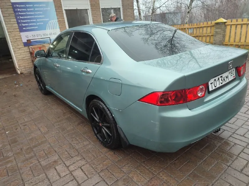 Продаю ухоженный honda accord 7-го поколения 2004 года в отличном техническом состоянии. пробег — 190 000 км. техническая часть •контрактный двигатель, пробег 170 000 км • полностью обслужен, работает идеально •масло не расходует, мотор сухой и чистый •залито moly green 5w-30, замена 2 000 км назад •5-ступенчатая механика — передачи включаются чётко, без посторонних звуков •техническое состояние оцениваю на 5/5 оснащение и улучшения •современная android-магнитола •новые динамики по кругу — отличный звук •2 комплекта резины на дисках (лето + зима) кузов •небольшие сколы, без критичных дефектов •обслуженная ходовая часть автомобиль в моём владении 4 года, я собственник. все работы выполнялись своевременно и для себя, без экономии на запчастях. двигатель был заменён вскоре после покупки. машина использовалась как автомобиль выходного дня. 💰цена: 900 000 ₽, возможен адекватный торг. осмотр, г. донецк +79495309560 📞 звоните: +7(949)5309560 - фотография - 4