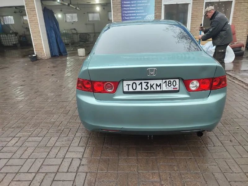 Продаю ухоженный honda accord 7-го поколения 2004 года в отличном техническом состоянии. пробег — 190 000 км. техническая часть •контрактный двигатель, пробег 170 000 км • полностью обслужен, работает идеально •масло не расходует, мотор сухой и чистый •залито moly green 5w-30, замена 2 000 км назад •5-ступенчатая механика — передачи включаются чётко, без посторонних звуков •техническое состояние оцениваю на 5/5 оснащение и улучшения •современная android-магнитола •новые динамики по кругу — отличный звук •2 комплекта резины на дисках (лето + зима) кузов •небольшие сколы, без критичных дефектов •обслуженная ходовая часть автомобиль в моём владении 4 года, я собственник. все работы выполнялись своевременно и для себя, без экономии на запчастях. двигатель был заменён вскоре после покупки. машина использовалась как автомобиль выходного дня. 💰цена: 900 000 ₽, возможен адекватный торг. осмотр, г. донецк +79495309560 📞 звоните: +7(949)5309560 - фотография - 5