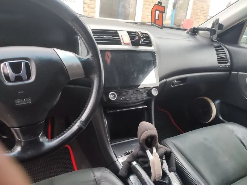 Продаю ухоженный honda accord 7-го поколения 2004 года в отличном техническом состоянии. пробег — 190 000 км. техническая часть •контрактный двигатель, пробег 170 000 км • полностью обслужен, работает идеально •масло не расходует, мотор сухой и чистый •залито moly green 5w-30, замена 2 000 км назад •5-ступенчатая механика — передачи включаются чётко, без посторонних звуков •техническое состояние оцениваю на 5/5 оснащение и улучшения •современная android-магнитола •новые динамики по кругу — отличный звук •2 комплекта резины на дисках (лето + зима) кузов •небольшие сколы, без критичных дефектов •обслуженная ходовая часть автомобиль в моём владении 4 года, я собственник. все работы выполнялись своевременно и для себя, без экономии на запчастях. двигатель был заменён вскоре после покупки. машина использовалась как автомобиль выходного дня. 💰цена: 900 000 ₽, возможен адекватный торг. осмотр, г. донецк +79495309560 📞 звоните: +7(949)5309560 - фотография - 6