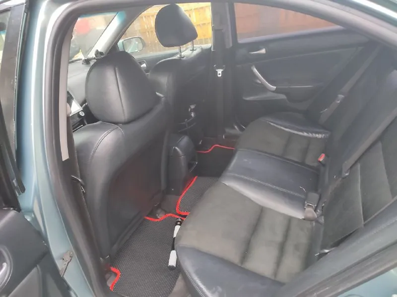 Продаю ухоженный honda accord 7-го поколения 2004 года в отличном техническом состоянии. пробег — 190 000 км. техническая часть •контрактный двигатель, пробег 170 000 км • полностью обслужен, работает идеально •масло не расходует, мотор сухой и чистый •залито moly green 5w-30, замена 2 000 км назад •5-ступенчатая механика — передачи включаются чётко, без посторонних звуков •техническое состояние оцениваю на 5/5 оснащение и улучшения •современная android-магнитола •новые динамики по кругу — отличный звук •2 комплекта резины на дисках (лето + зима) кузов •небольшие сколы, без критичных дефектов •обслуженная ходовая часть автомобиль в моём владении 4 года, я собственник. все работы выполнялись своевременно и для себя, без экономии на запчастях. двигатель был заменён вскоре после покупки. машина использовалась как автомобиль выходного дня. 💰цена: 900 000 ₽, возможен адекватный торг. осмотр, г. донецк +79495309560 📞 звоните: +7(949)5309560 - фотография - 7