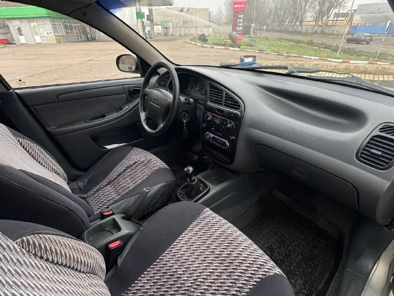 Шевроле ланос chevrolet lanos шланос в машина на ходу каждый день двигатель работает ровно, без лишних звуков и дыма коробка переключает, не выбивает и не хрустит салон в достойном сотстоянии как и все в этом автомобиле 315тыс. торг возможен у капота +79494036874 донецк - фотография - 7