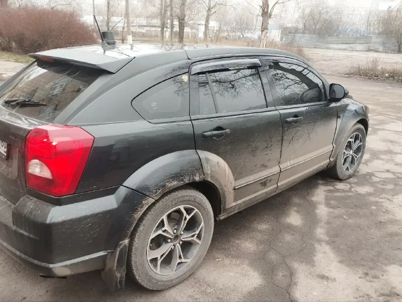 Продам dodge caliber 2.0 2008 года выпуска! куплена в 2009 году в автосалоне «мерседес» в г. донецк. один собственник за все время эксплуатации, машина уже на рф учете. пробег 200 тыс. км оригинал без скруток, салон в достойном состоянии, ничего не крутилось и не менялось, весь в родном заводском окрасе, без дтп, вкруг заводское остекление. коробка(вариатор) работает отлично, катализаторы на месте. замена масла в двс, каждые 7 тыс. , в коробке 40 тыс. по комплектации: кожа, обогревы стекол-сидений,4 эсп, круиз, два комплекта резины на дисках. из вложений:замена или ремонт задних арок(это их проблемные места), покрас переднего бампера. времени и желания заниматься нет, продаю как есть.680 тыс. торг. продажа от собственника. +79498431223 г. донецк - фотография - 3