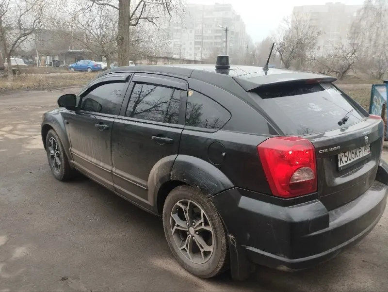 Продам dodge caliber 2.0 2008 года выпуска! куплена в 2009 году в автосалоне «мерседес» в г. донецк. один собственник за все время эксплуатации, машина уже на рф учете. пробег 200 тыс. км оригинал без скруток, салон в достойном состоянии, ничего не крутилось и не менялось, весь в родном заводском окрасе, без дтп, вкруг заводское остекление. коробка(вариатор) работает отлично, катализаторы на месте. замена масла в двс, каждые 7 тыс. , в коробке 40 тыс. по комплектации: кожа, обогревы стекол-сидений,4 эсп, круиз, два комплекта резины на дисках. из вложений:замена или ремонт задних арок(это их проблемные места), покрас переднего бампера. времени и желания заниматься нет, продаю как есть.680 тыс. торг. продажа от собственника. +79498431223 г. донецк - фотография - 4