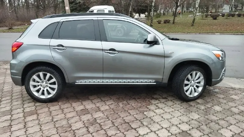 Продам mitsubishi аутлендер спорт(asx) 2011 года выпуска, двс 2.0л бензин 150 л. с. , кпп вариатор полный привод, 145000 км пробега. авто в отличном состоянии. автомобиль технически полностью исправен как походовой, так и по двигателю и коробке, без нареканий. масло в двигателе и коробке недавно менялось, аккумулятор новый. из опций: кондиционер, панорамная крыша, безключевой доступ, мультируль, подогрев сидений, датчик дождя, датчик света, датчик давления в шинах. цена 1060000 рублей, хороший торг. телефон +79495614068. 📞 звоните: +7(949)5614068 - фотография - 3