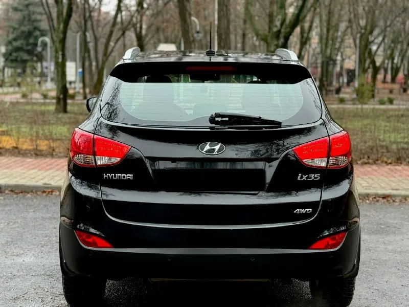 Hyundai ix35 2012 4wd двигатель 2.0 бензин коробка обычный автомат пробег 162000 привод полный подключаемый автомобиль в отличном состоянии, двигатель работает хорошо, коробка переключает без пинков, кузов целый без ржавчины отличная комплектация:кожаный салон, двухзонный климат контроль, большой сенсорный монитор, подогрев всех сидений и руля, парктроники передние и задние, электрозеркала с складыванием, bluetooth aux, заводской сабуфер, два ключа, и еще много чего цена 1350000 возможен торг +79495035504 📞 звоните: +7(949)5035504 - фотография - 3