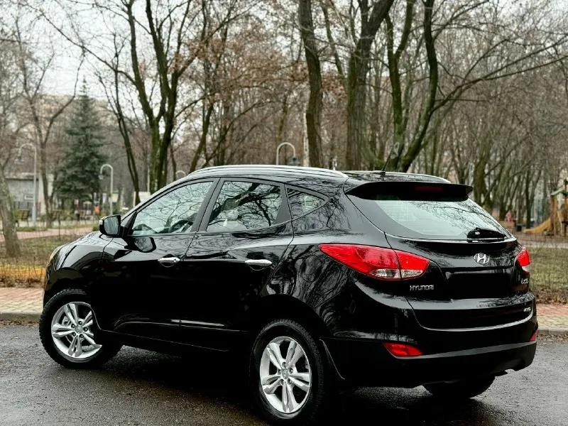 Hyundai ix35 2012 4wd двигатель 2.0 бензин коробка обычный автомат пробег 162000 привод полный подключаемый автомобиль в отличном состоянии, двигатель работает хорошо, коробка переключает без пинков, кузов целый без ржавчины отличная комплектация:кожаный салон, двухзонный климат контроль, большой сенсорный монитор, подогрев всех сидений и руля, парктроники передние и задние, электрозеркала с складыванием, bluetooth aux, заводской сабуфер, два ключа, и еще много чего цена 1350000 возможен торг +79495035504 📞 звоните: +7(949)5035504 - фотография - 4
