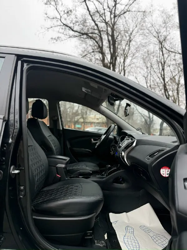 Hyundai ix35 2012 4wd двигатель 2.0 бензин коробка обычный автомат пробег 162000 привод полный подключаемый автомобиль в отличном состоянии, двигатель работает хорошо, коробка переключает без пинков, кузов целый без ржавчины отличная комплектация:кожаный салон, двухзонный климат контроль, большой сенсорный монитор, подогрев всех сидений и руля, парктроники передние и задние, электрозеркала с складыванием, bluetooth aux, заводской сабуфер, два ключа, и еще много чего цена 1350000 возможен торг +79495035504 📞 звоните: +7(949)5035504 - фотография - 5