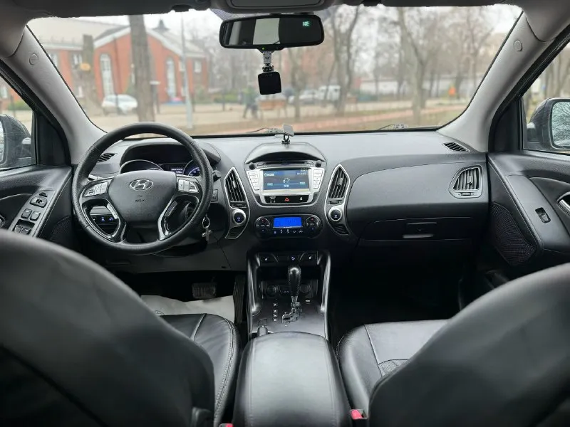 Hyundai ix35 2012 4wd двигатель 2.0 бензин коробка обычный автомат пробег 162000 привод полный подключаемый автомобиль в отличном состоянии, двигатель работает хорошо, коробка переключает без пинков, кузов целый без ржавчины отличная комплектация:кожаный салон, двухзонный климат контроль, большой сенсорный монитор, подогрев всех сидений и руля, парктроники передние и задние, электрозеркала с складыванием, bluetooth aux, заводской сабуфер, два ключа, и еще много чего цена 1350000 возможен торг +79495035504 📞 звоните: +7(949)5035504 - фотография - 8