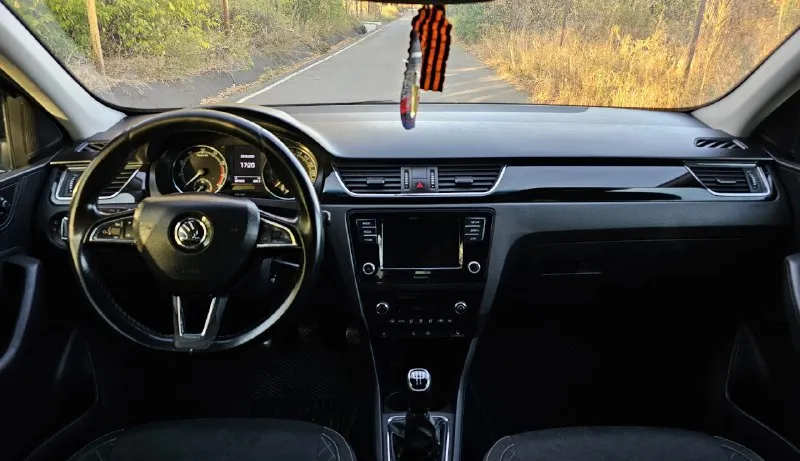 Skoda rapid black edition 2018 1.6 хорошее состояние. хозяин. цена: 950 тел: +79595615010 📞 звоните: +7(959)5615010 - фотография - 4