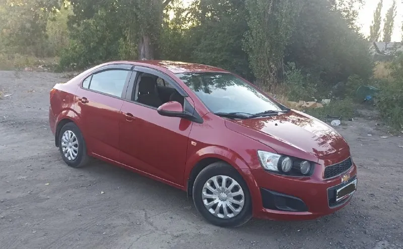 Продам chevrolet aveo т300, 2013 год. ✅двигатель - бензин, 1.6 л, ✅мощность 115 л. с.; ✅ ✅привод передний, пробег160000 км состояние авто отличное, вся машина обслужена. все жидкости поменяны, масло в двигателе масло в коробке антифриз тормозная жидкость. по ходовой части абсолютно без каких либо нареканий! двигатель, коробка в идеале, масло не ест, коробка не пинается. салон чистый и ухоженный. автомобиль вложений не потребует ещё долгие годы! сел и поехал! полная комплектация по салону. новая резина зима и лето. +79493602531; +79493547541 700000р. 📞 звоните: +7(949)3602531 - фотография - 2