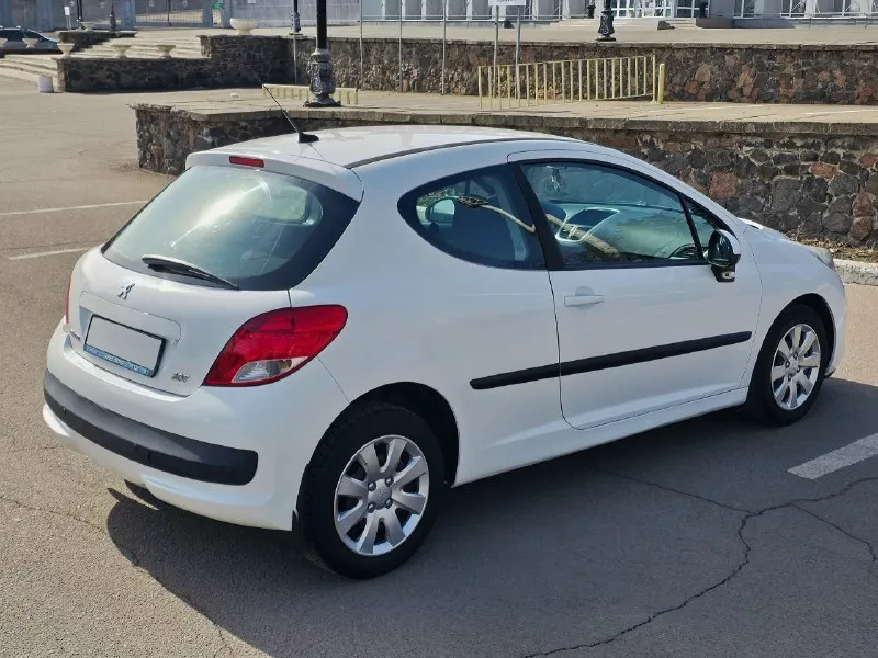 Продам peugeot(пежо)207(купе),2009 год, в отличном состоянии. пробег 129000 км. (родной, подтверждается автотекой). без дтп. всего 1 владелец. (всю жизнь в одних руках) в 2010 году выехала с салона, даже имеется чек о покупке. мотор 1.4л. , очень резвый для неё. кузов оцинкованный, в идеале, ни вмятин, ни потёртостей, ни рыжиков нет. кондиционеp холодит, печка греет, обогрев зеркал, абс, эур, бк, цз, сигнализация, стеклоподъёмники, магнитола, хорошие динамики, новый акб, вся безопасность на месте: подушки фронтальные и боковые, коробка автомат (робот), подрулевые лепестки. перед продажей полностью обслужена, коробка переключается чётко и без затупов. машинка своих денег стоит и полностью обслужена. машина на r15 дисках, уже на новой зимней резине! салон отличный, не прокурен. любые проверки на сто приветствую. в жизни машина выглядит еще ярче, и лучше чем на фото. ездила девушка аккуратно, за машиной следила. учет рф, полное переоформление на вас в мрэо. без штрафов, аре 📞 звоните: +7(949)8953126 - фотография - 4