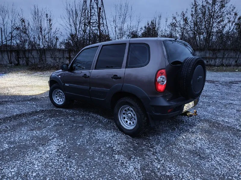 Продаю личный автомобиль. 2012 г. в. эксплуатация ежедневная, автомобиль делался под себя, сделано много чего. а именно: светодиодные линзованные туманки, пересвет кнопок, приборной панели и блока отопителя, эва ковры, чехлы на сиденья, перешив руля, кантики дверей-проклеены антискрипом. музыкальные компоненты собраны компанией альфард кастом(аксай), играет хорошо. самое больное шевика(ступицы), заменены на усиленные, от производителя "волгаавтопром" с наружным креплением тормозного диска, суппорта от ваз-2109.система охлаждения собрана на силиконовых патрубках. шланги гур и все жидкость обновлены. расширительный бачок от вага. резина зимняя-свежая. в сентябре этого года снимался весь наружный пластик с дверей и обрабатывались, красились двери и колесные арки от начинающейся ржавчины, готов приложить фото. хорошая машина для своих лет и своего пробега. торг при осмотре. +79495564623 130 т. км 590000 рублей 📲 tg: @chuvas22 📞 звоните: +7(949)5564623 - фотография - 2