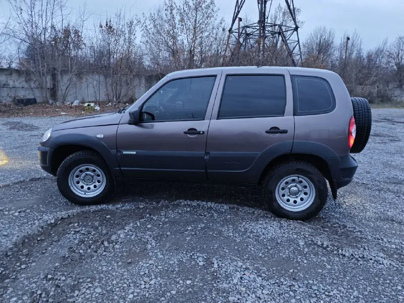 Продаю личный автомобиль. 2012 г. в. эксплуатация ежедневная, автомобиль делался под себя, сделано много чего. а именно: светодиодные линзованные туманки, пересвет кнопок, приборной панели и блока отопителя, эва ковры, чехлы на сиденья, перешив руля, кантики дверей-проклеены антискрипом. музыкальные компоненты собраны компанией альфард кастом(аксай), играет хорошо. самое больное шевика(ступицы), заменены на усиленные, от производителя "волгаавтопром" с наружным креплением тормозного диска, суппорта от ваз-2109.система охлаждения собрана на силиконовых патрубках. шланги гур и все жидкость обновлены. расширительный бачок от вага. резина зимняя-свежая. в сентябре этого года снимался весь наружный пластик с дверей и обрабатывались, красились двери и колесные арки от начинающейся ржавчины, готов приложить фото. хорошая машина для своих лет и своего пробега. торг при осмотре. +79495564623 130 т. км 590000 рублей 📲 tg: @chuvas22 📞 звоните: +7(949)5564623 - фотография - 3