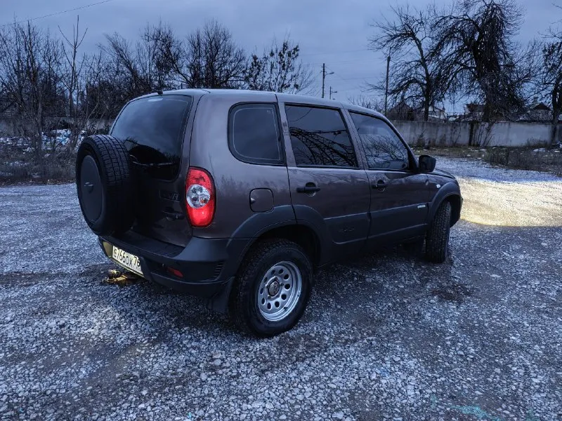 Продаю личный автомобиль. 2012 г. в. эксплуатация ежедневная, автомобиль делался под себя, сделано много чего. а именно: светодиодные линзованные туманки, пересвет кнопок, приборной панели и блока отопителя, эва ковры, чехлы на сиденья, перешив руля, кантики дверей-проклеены антискрипом. музыкальные компоненты собраны компанией альфард кастом(аксай), играет хорошо. самое больное шевика(ступицы), заменены на усиленные, от производителя "волгаавтопром" с наружным креплением тормозного диска, суппорта от ваз-2109.система охлаждения собрана на силиконовых патрубках. шланги гур и все жидкость обновлены. расширительный бачок от вага. резина зимняя-свежая. в сентябре этого года снимался весь наружный пластик с дверей и обрабатывались, красились двери и колесные арки от начинающейся ржавчины, готов приложить фото. хорошая машина для своих лет и своего пробега. торг при осмотре. +79495564623 130 т. км 590000 рублей 📲 tg: @chuvas22 📞 звоните: +7(949)5564623 - фотография - 4