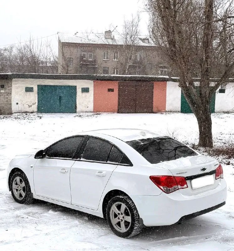Chevrolet cruze 1.8 автомат 2012г ✅ без дтп !✅ не такси !✅ весь в родной краске ✅ автотека это подтверждает 👍 можете проверять без проблем, пробег 214т км. двигатель обслужен грм, помпу, прокладки, теплообменник, меняли 10 т км назад, двигатель в отличном состоянии! не дымит ! не троит ! масло не расходует ! коробка в отличном состоянии! без пинков ! без рывков ! и прочего, ходовая в идеальном состоянии! нечего не стучит, не гремит, не шумит ! отрабатывает правильно мягко как должна, любые проверки в любом авто сервисе за ваш счет приветствуется без проблем ✅✅ кузов в отличном состоянии. без рыжиков !! без жучков ! без гнили !!! без вздутий краски ! и прочего ! кузов в полном порядке✅ 2 комплекта резины сейчас на зимней шипованный резине куплена в этом году ! и летняя тоже свежая комплект с машиной, 2 ключа сигнализации с автозапуском стар-лайн, комплектация отличная, датчик дождя, датчик света, мульти руль, 4 стеклоподъемника, парктроники, документы чистые макеевка цена 745.000 т. +79496073269 - фотография - 4
