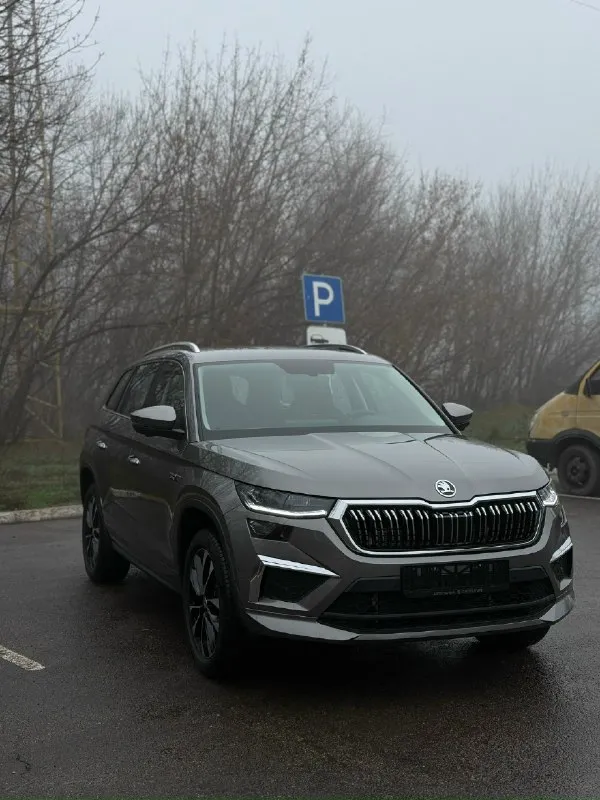 📌в наличии в макеевке skoda kodiaq, 2025 ✅ новый автомобиль ✅ 7 мест ✅ комплект зимних шин pirelli и комплект ковриков в подарок 🎁 объем: 2.0 л тип топлива : бензин мощность : 220 л. с. трансмиссия : автоматическая тип привода : полный опции : • кожаный салон • электропривод сидений • ⁠3 ряда сидений • бесключевой доступ • запуск с кнопки • климат-контроль • камеры 360 • панорамная крыша • ассистенты вождения • led свет • подогрев и обдув сидений ⚡️цена: 4 715 000 руб. 📍место осмотра : г. макеевка ☎️ 7-949-306-71-90 геннадий 📞 звоните: +7(949)3067190 - фотография - 2