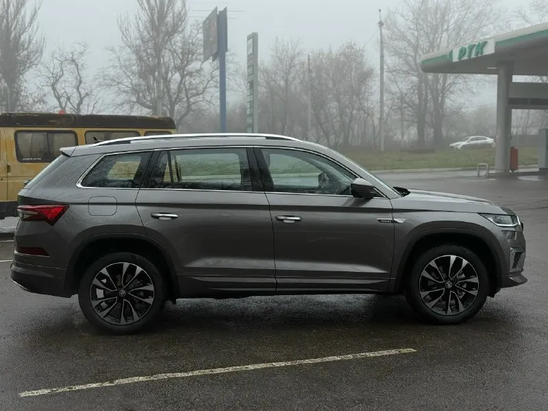 📌в наличии в макеевке skoda kodiaq, 2025 ✅ новый автомобиль ✅ 7 мест ✅ комплект зимних шин pirelli и комплект ковриков в подарок 🎁 объем: 2.0 л тип топлива : бензин мощность : 220 л. с. трансмиссия : автоматическая тип привода : полный опции : • кожаный салон • электропривод сидений • ⁠3 ряда сидений • бесключевой доступ • запуск с кнопки • климат-контроль • камеры 360 • панорамная крыша • ассистенты вождения • led свет • подогрев и обдув сидений ⚡️цена: 4 715 000 руб. 📍место осмотра : г. макеевка ☎️ 7-949-306-71-90 геннадий 📞 звоните: +7(949)3067190 - фотография - 3