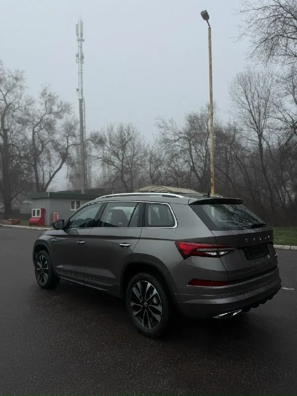 📌в наличии в макеевке skoda kodiaq, 2025 ✅ новый автомобиль ✅ 7 мест ✅ комплект зимних шин pirelli и комплект ковриков в подарок 🎁 объем: 2.0 л тип топлива : бензин мощность : 220 л. с. трансмиссия : автоматическая тип привода : полный опции : • кожаный салон • электропривод сидений • ⁠3 ряда сидений • бесключевой доступ • запуск с кнопки • климат-контроль • камеры 360 • панорамная крыша • ассистенты вождения • led свет • подогрев и обдув сидений ⚡️цена: 4 715 000 руб. 📍место осмотра : г. макеевка ☎️ 7-949-306-71-90 геннадий 📞 звоните: +7(949)3067190 - фотография - 4