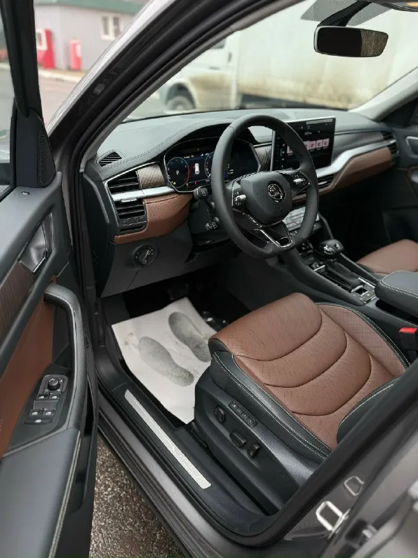 📌в наличии в макеевке skoda kodiaq, 2025 ✅ новый автомобиль ✅ 7 мест ✅ комплект зимних шин pirelli и комплект ковриков в подарок 🎁 объем: 2.0 л тип топлива : бензин мощность : 220 л. с. трансмиссия : автоматическая тип привода : полный опции : • кожаный салон • электропривод сидений • ⁠3 ряда сидений • бесключевой доступ • запуск с кнопки • климат-контроль • камеры 360 • панорамная крыша • ассистенты вождения • led свет • подогрев и обдув сидений ⚡️цена: 4 715 000 руб. 📍место осмотра : г. макеевка ☎️ 7-949-306-71-90 геннадий 📞 звоните: +7(949)3067190 - фотография - 5