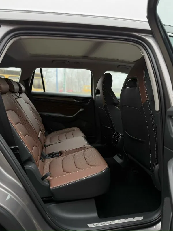 📌в наличии в макеевке skoda kodiaq, 2025 ✅ новый автомобиль ✅ 7 мест ✅ комплект зимних шин pirelli и комплект ковриков в подарок 🎁 объем: 2.0 л тип топлива : бензин мощность : 220 л. с. трансмиссия : автоматическая тип привода : полный опции : • кожаный салон • электропривод сидений • ⁠3 ряда сидений • бесключевой доступ • запуск с кнопки • климат-контроль • камеры 360 • панорамная крыша • ассистенты вождения • led свет • подогрев и обдув сидений ⚡️цена: 4 715 000 руб. 📍место осмотра : г. макеевка ☎️ 7-949-306-71-90 геннадий 📞 звоните: +7(949)3067190 - фотография - 8