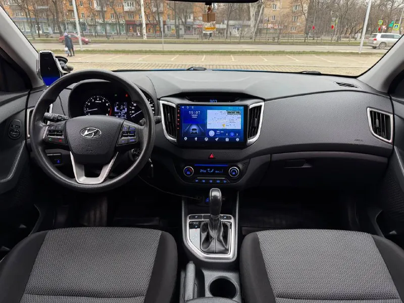 Hyundai creta год выпуска - 2016 кпп - автоматическая цена - 1.570.000₽ тел. +79493902663 либо - +7 (949) 679-98-14 продам автомобиль в идеальном состоянии, 1 хозяин из автосалона. не битая и не крашеная ( любые проверки ) простой и экономичный бензиновый двигатель 1.6 в паре с шести ступенчатой автоматической коробкой передач, работают безупречно. по ходовой части на 5+ не требует ни каких вложений. хорошая комплектация: климат-контроль; парктроник; 4эл. стеклоподъемника; подогревы всех сидений; помощь при подъеме и спуске; эл. зеркала; установлена android мультимедиа со всеми современными плюшками и не плохой акустикой; мультируль; антизанос; антибукс; круиз-контроль; камера заднего вида; штатные диски; релинги; biled оптика ( светит шикарно ) чистый и ухоженный не прокуренный салон. сигнализация с автозапуском. запаска не разу не ставилась. родной пробег 174.000км но состояние авто не побоюсь этого слова - как новое. кто захочет ознакомиться 📲 tg: @vladimir_23_23_23 📞 звоните: +7(949)3902663 - фотография - 7