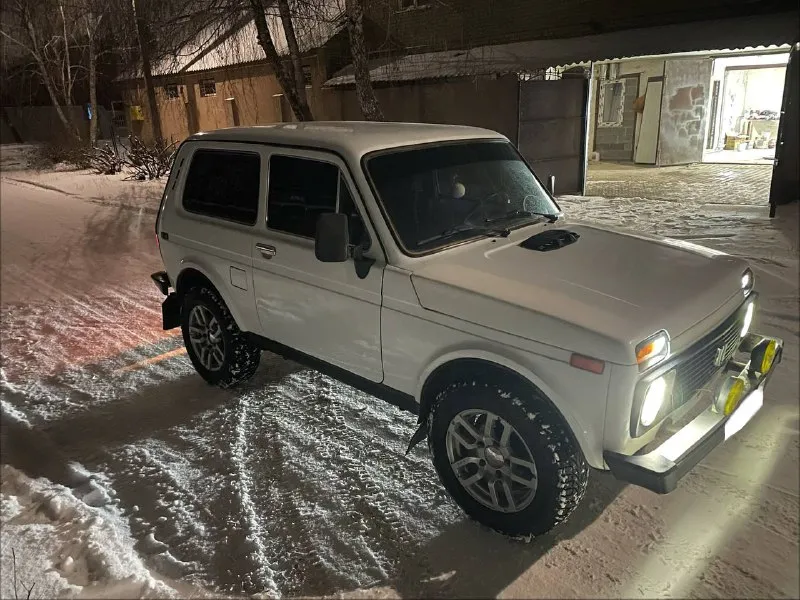 Продам ваз нива 1998год в отличном состоянии коробка роздатки мосты все на 5+ едит очень хорошо по кузову без рыжиков и корозии авто в дтп не участвовал, все герметики заводские, днище все силовые части ланжероны в заводском состоянии и без сварочных робот. авто на литых дисках новая шипованая резина, музыка салон в идеальном состояние документы в полном порядке осмотр г. харцызск цена 325т. р номер для связи +79496994520 telegram на номере 📲 tg: управление всеми управлениями 📞 звоните: +7(949)6994520 - фотография - 2