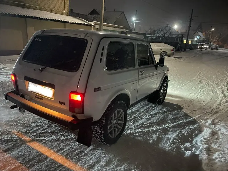 Продам ваз нива 1998год в отличном состоянии коробка роздатки мосты все на 5+ едит очень хорошо по кузову без рыжиков и корозии авто в дтп не участвовал, все герметики заводские, днище все силовые части ланжероны в заводском состоянии и без сварочных робот. авто на литых дисках новая шипованая резина, музыка салон в идеальном состояние документы в полном порядке осмотр г. харцызск цена 325т. р номер для связи +79496994520 telegram на номере 📲 tg: управление всеми управлениями 📞 звоните: +7(949)6994520 - фотография - 3