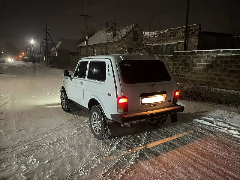 Продам ваз нива 1998год в отличном состоянии коробка роздатки мосты все на 5+ едит очень хорошо по кузову без рыжиков и корозии авто в дтп не участвовал, все герметики заводские, днище все силовые части ланжероны в заводском состоянии и без сварочных робот. авто на литых дисках новая шипованая резина, музыка салон в идеальном состояние документы в полном порядке осмотр г. харцызск цена 325т. р номер для связи +79496994520 telegram на номере 📲 tg: управление всеми управлениями 📞 звоните: +7(949)6994520 - фотография - 4