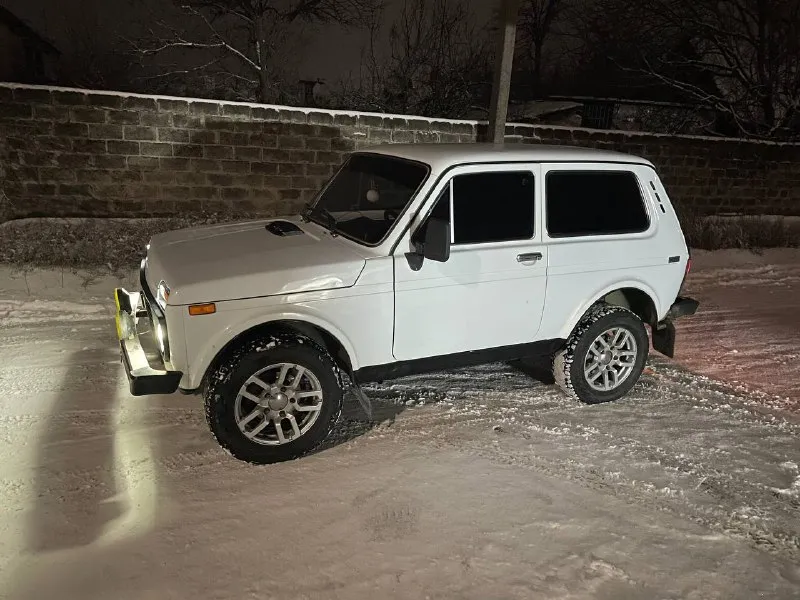 Продам ваз нива 1998год в отличном состоянии коробка роздатки мосты все на 5+ едит очень хорошо по кузову без рыжиков и корозии авто в дтп не участвовал, все герметики заводские, днище все силовые части ланжероны в заводском состоянии и без сварочных робот. авто на литых дисках новая шипованая резина, музыка салон в идеальном состояние документы в полном порядке осмотр г. харцызск цена 325т. р номер для связи +79496994520 telegram на номере 📲 tg: управление всеми управлениями 📞 звоните: +7(949)6994520 - фотография - 5