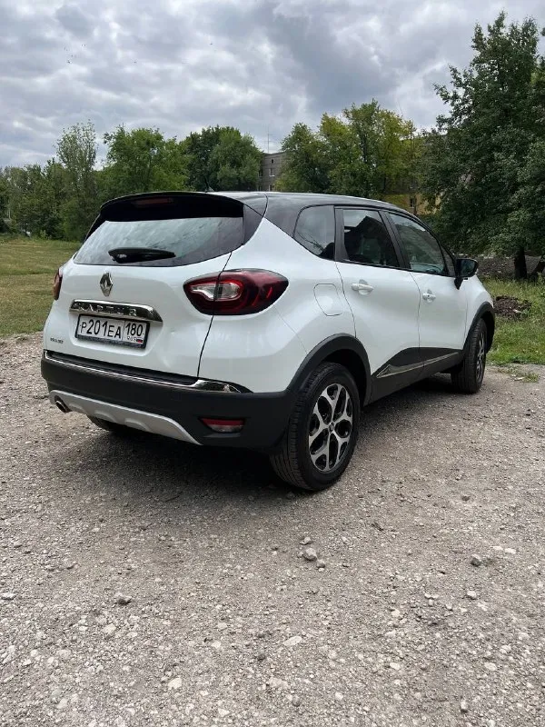 Renault kaptur 2018 год выпуска 1.6 бензин, пробег - 165000 км комплектация : климат контроль, датчики света/дождя, подогрев сидений, камера заднего вида, сенсорный дисплей, круиз контроль, бесключевой доступ, 17 диски, коленный мульти руль, усилитель руля, парктроники, бесключевой доступ, старт/стоп, автомобиль весь в родном окрасе, полностью исправленный технически, обслужен, автомобиль без нареканий! цена 1.250₽ рассмотрю вариант обмена на ваш автомобиль с доплатой. +79493353896 📞 звоните: +7(949)3353896 - фотография - 2