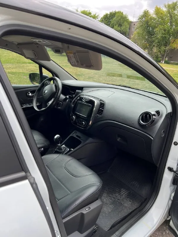 Renault kaptur 2018 год выпуска 1.6 бензин, пробег - 165000 км комплектация : климат контроль, датчики света/дождя, подогрев сидений, камера заднего вида, сенсорный дисплей, круиз контроль, бесключевой доступ, 17 диски, коленный мульти руль, усилитель руля, парктроники, бесключевой доступ, старт/стоп, автомобиль весь в родном окрасе, полностью исправленный технически, обслужен, автомобиль без нареканий! цена 1.250₽ рассмотрю вариант обмена на ваш автомобиль с доплатой. +79493353896 📞 звоните: +7(949)3353896 - фотография - 6