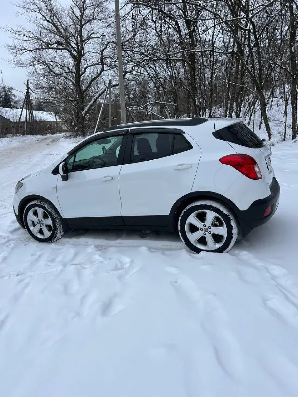 Продам opel mokka 2013 в супер состоянии!!! приехала с краснодара👍(все время находила там, солей морей не видела)! дно идеальное, все болтики как новые! всего два хозяина! пробег-130 # -1.8(140 л. с)(самый надежный, без задиров) коробка-автомат привод-полный комплектация -антиблокировочная система - система курсовой устойчивости - сигнализация - иммобилайзер - бортовой компьютер -круиз контроль - датчики света - датчики дождя -электропривод зеркал -климат контроль - подогревы сидений -подогрев руля -обогрев зеркал -парктроники перед и зад продам opel мокка в супер состоянии, 🍭💯очень комфортный паркетник, машина без посторонних звуков, мягкая на ход, салон и кузов в идеальном состоянии, в родном окрасе (без единого жука), мотор и коробка на отлично!2 ключа. делать ничего не нужно, сел поехал! машина без дтп -зеленая автотека! цена-1🍋315🎁🎁🎁 тел+79494162204 осмотр-донецке/макеевка машинка просто пушка!!!🧨🔥 зеленая автотека 📲 tg: @genyaaaaa 📞 +7(94 📲 tg: @genyaaaaa 📞 звоните: +7(949)4162204 - фотография - 5