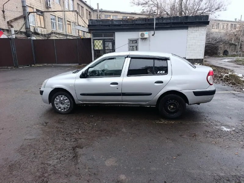 Продам renault симбол 2005 год, в хорошем состоянии, пробег 216 тысяч, нареканий по двигателю кпп и ходовки нет, кузов без ржавчины ( оцинкован) крашеные переднее правое крыло и заднее правое, давно не мной, машина в семье около трёх лет, то что делал за этот период, передние стойки с опорами и пружинами, рычаги передней подвески вместе с шаровами, наконечники тяги схождение, задние пружины радиатор основной нужно докупить радиатор кондиционера, птф двух режимов, замена всех жидкостей, кроме гур. много что расскажу при встрече. два ключа, на зимней резине, летняя два ската в придачу, цена 370 тыс руб маленький торг будет. +79495106221 📞 звоните: +7(949)5106221 - фотография - 6