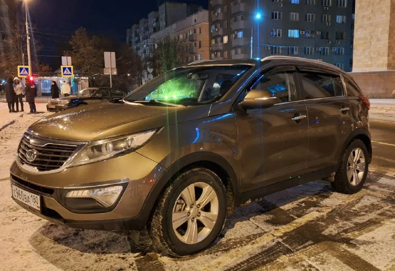 Kia sportage ( kia спортэйдж) 2011 г. в. , г. донецк пробег 175 тыс автомобиль в отличном состоянии хорошая комплектация: двухтонный климат, круиз, камера заднего вида, сенсорная магнитола, мультируль, антибукс, парктроники, видеорегистратор и т. д. кузов в хорошем состоянии, целый, ровный, ржавчины нигде нет двигатель 2.0 работает ровно и тихо. автомат переключает идеально, без пинков и толчков вся ходовая в идеале (половина ходовой новая). едет прекрасно, мягко, без посторонних шумов. хорошая резина. салон целый, опрятный, не затертый. все работает в машине, полностью обслужена цена 1.250 +79498794718 📞 звоните: +7(949)8794718 - фотография - 2