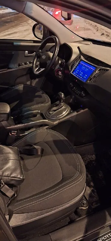 Kia sportage ( kia спортэйдж) 2011 г. в. , г. донецк пробег 175 тыс автомобиль в отличном состоянии хорошая комплектация: двухтонный климат, круиз, камера заднего вида, сенсорная магнитола, мультируль, антибукс, парктроники, видеорегистратор и т. д. кузов в хорошем состоянии, целый, ровный, ржавчины нигде нет двигатель 2.0 работает ровно и тихо. автомат переключает идеально, без пинков и толчков вся ходовая в идеале (половина ходовой новая). едет прекрасно, мягко, без посторонних шумов. хорошая резина. салон целый, опрятный, не затертый. все работает в машине, полностью обслужена цена 1.250 +79498794718 📞 звоните: +7(949)8794718 - фотография - 4
