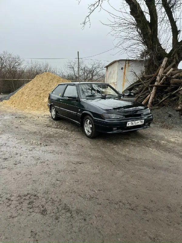 В продаже ваз 2113🔥🔥🔥 год 2007 машина на мне на 180, дкп напишем резина зима на ваз дисках двигатель не дымит, не троит, тянет очень хорошо установлен коллектор субарусаунд, прямая трасса и глушитель субару блок эбу прошит отсечки на ходу нет, попкорн на 4 тысячах не на передаче коробка передач новая отъездил 2 месяца на ней нареканий нет поворотники, свет, туманки всё работает варить красить ничего не надо машина переварена и обработана полностью разбиралась и пересобиралась доедет куда захочешь в дверях установлены по 3 двадцатки арнольды 2 усилителя на фронт общая сума 2,5 кв установлено 2 саббуфера 12шки soundmax по 1700в пиковой мощ. короб 90л на трубе моноблок magnum 2 кв отлично справляется с двумя двинашками в общем долбит не*уёво цена авто 250 хороший торг машину продаю по причине очень нужны деньги г снежное номер телефона +79490805346 звоните не раньше 8:00 не позже 22:00 либо пишите в лс 📞 звоните: +7(949)0805346 - фотография - 2