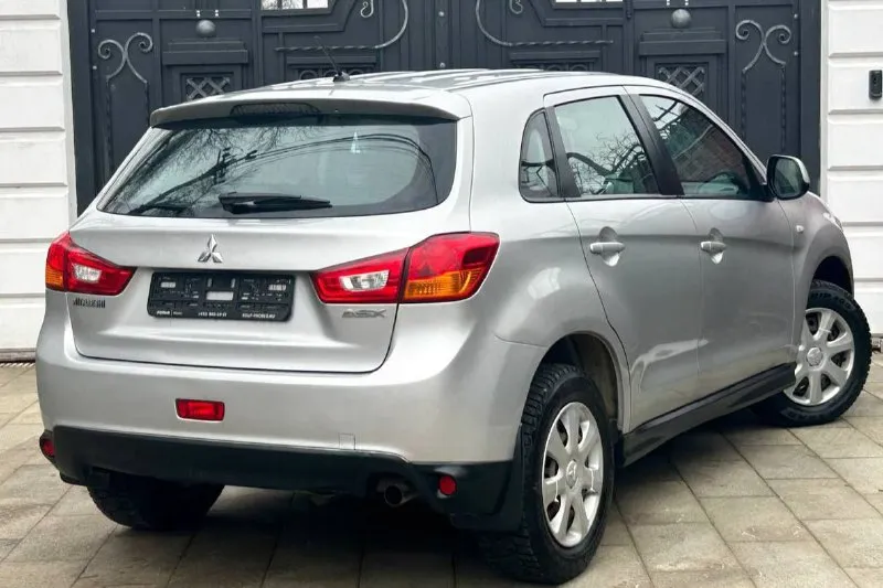Продам mitsubishi asx рестайлинг год выпуска:2012 объём двигателя:1.6.v16 кпп механическая родной пробег:137.000 км автомобиль в родном окрасе! состояние кузова идеальное все технические обслуживания проводились исключительно у официального дилера, с соблюдением всех сроков. авто в отличном состоянии как технически, так и визуально. заводское остекление. комплектация: бортовой компьютер, подогрев сидений,4 стеклоподъемника, кондиционер, электро зеркала, противотуманные фары, подогрев стекл, abs esp, aux bluetooth, полный комплект ключей и много чего прочего для комфортного вождения по документам любой вид оформления автотека ✅ цена: 960 руб торг срочная г. донецк номер телефона: +7949-487-35-71 📲 tg:. 📞 звоните: +7(949)4873571 - фотография - 4