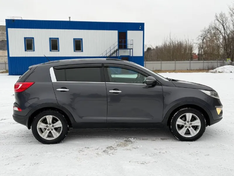 💶 Цена: 950 000₽. 📮 город: горловка-енакиево 🚘 марка / модель: kia sportage 📅 год выпуска: 2011 📊 пробег: - 230 000 км. ⛽ двигатель (тип, объем, мощность): 2.0, 150л. С. 🔧 тип кпп: механика 👨‍⚖ владельцев в птс: 3 📝 описание: продам kia sportage двигатель 2.0 работает отлично, без посторонних звуков, масло не ест. Коробка передач механика переключает, без нареканий. Ходовая часть в полном порядке (обслужена) кузов в идеальном состоянии. Салон чистый и ухoженный, в авто не курили. Компетенция максимальная:климат контроль, полный мульти- руль, полный электра пакет, подогрев, подогрев сидений, датчик света, датчик дождя, штатная аудио система, bluetooth, aux, usb. Остекление все родные, без трещин. Резина стоит хорошая r16 остальные вопросы по телефону. ☎ контактный телефон: +79496788777.
📞 Звоните: +7(949)6788777 - фотография - 1