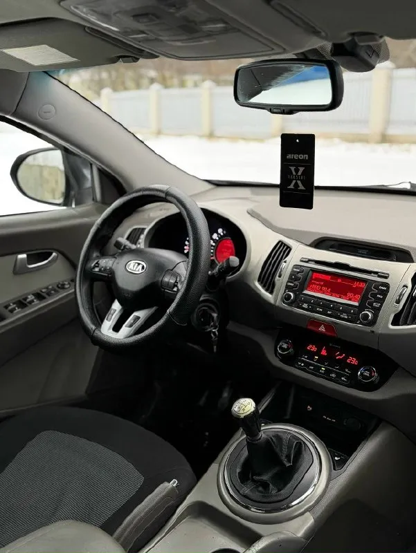 💶 Цена: 950 000₽. 📮 город: горловка-енакиево 🚘 марка / модель: kia sportage 📅 год выпуска: 2011 📊 пробег: - 230 000 км. ⛽ двигатель (тип, объем, мощность): 2.0, 150л. С. 🔧 тип кпп: механика 👨‍⚖ владельцев в птс: 3 📝 описание: продам kia sportage двигатель 2.0 работает отлично, без посторонних звуков, масло не ест. Коробка передач механика переключает, без нареканий. Ходовая часть в полном порядке (обслужена) кузов в идеальном состоянии. Салон чистый и ухoженный, в авто не курили. Компетенция максимальная:климат контроль, полный мульти- руль, полный электра пакет, подогрев, подогрев сидений, датчик света, датчик дождя, штатная аудио система, bluetooth, aux, usb. Остекление все родные, без трещин. Резина стоит хорошая r16 остальные вопросы по телефону. ☎ контактный телефон: +79496788777.
📞 Звоните: +7(949)6788777 - фотография - 4